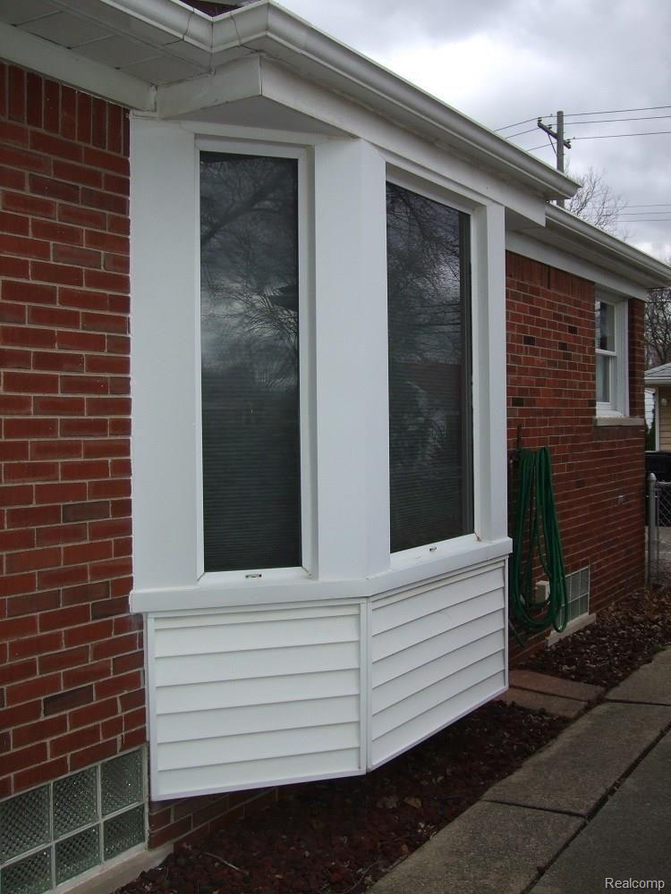 9625 Reeck Road Allen Park, MI 48101 - Photo 4 of 37 DINING ELL BOW WINDOW.