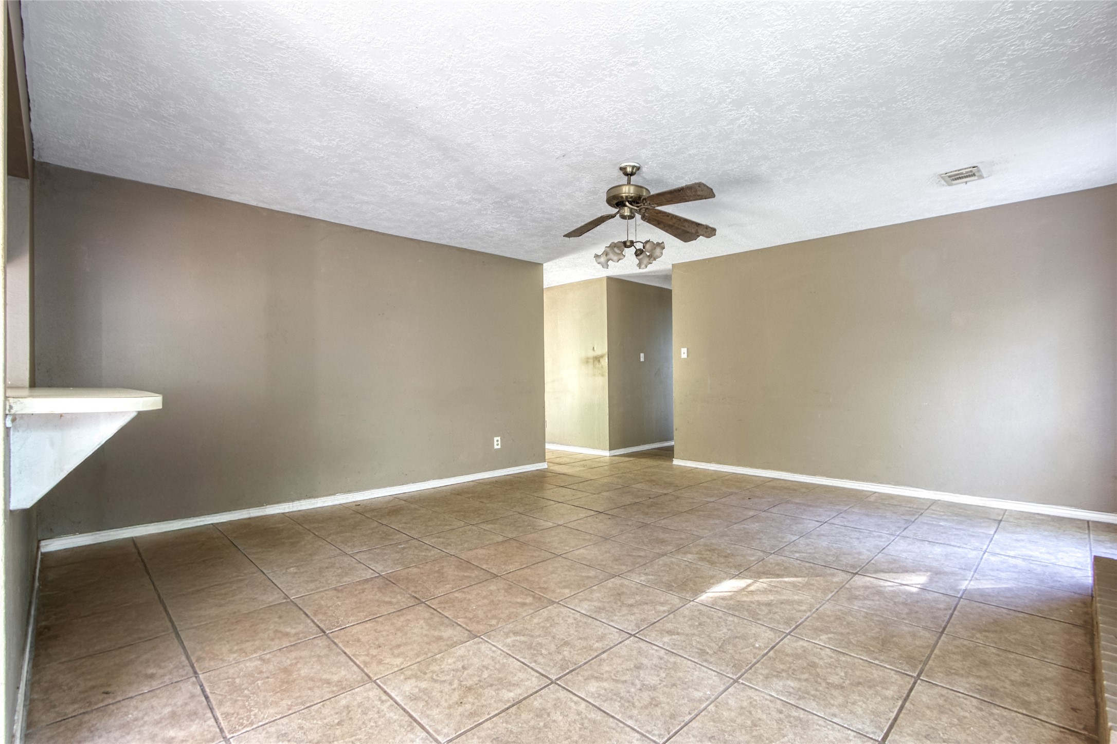 40015 Gable Circle Magnolia, TX 77354 - Photo 8 of 19 a view of a livingroom with a chandelier