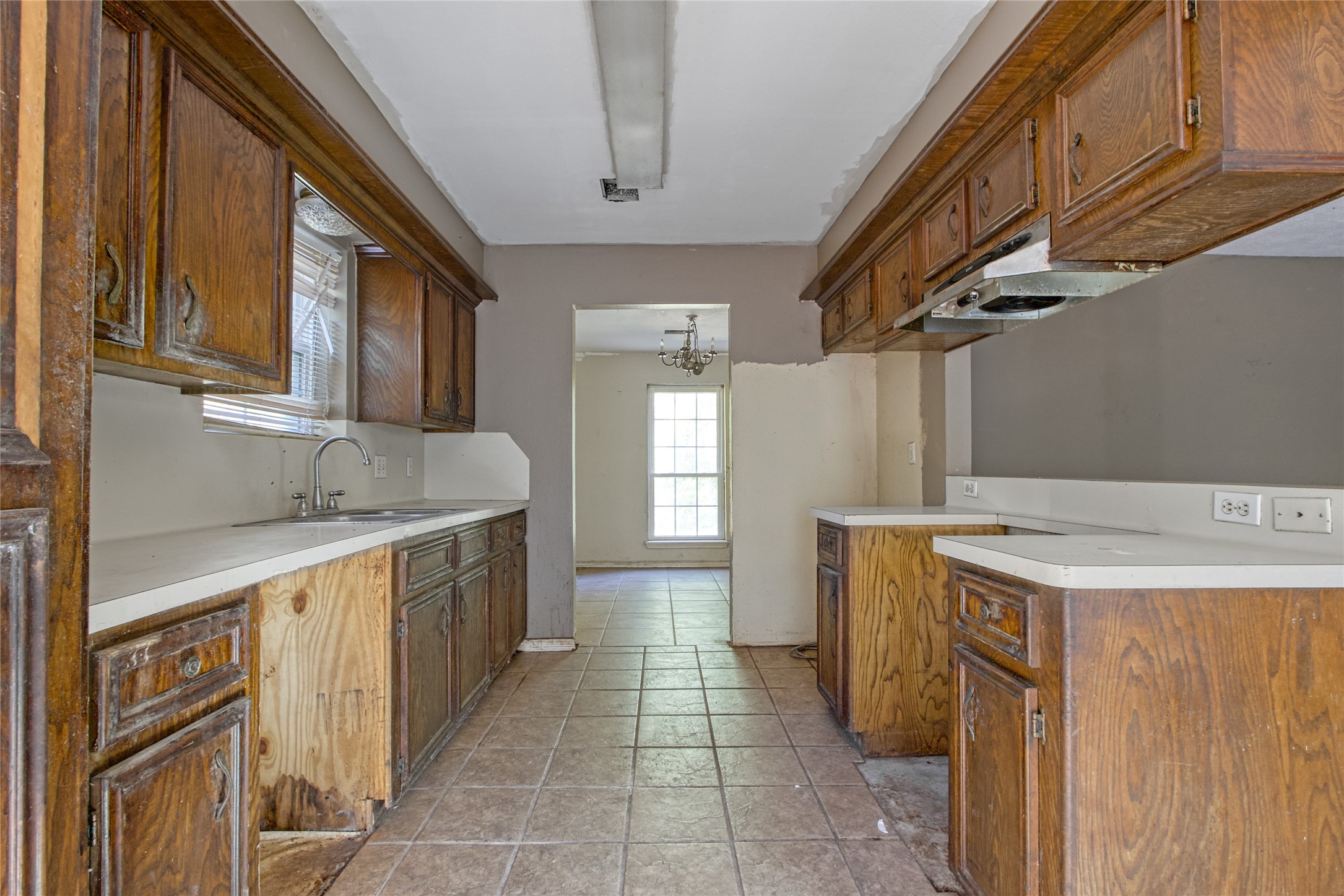 40015 Gable Circle Magnolia, TX 77354 - Photo 9 of 19 a kitchen with a sink stove and cabinets