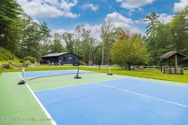 a picture of a wall with a bench in it
