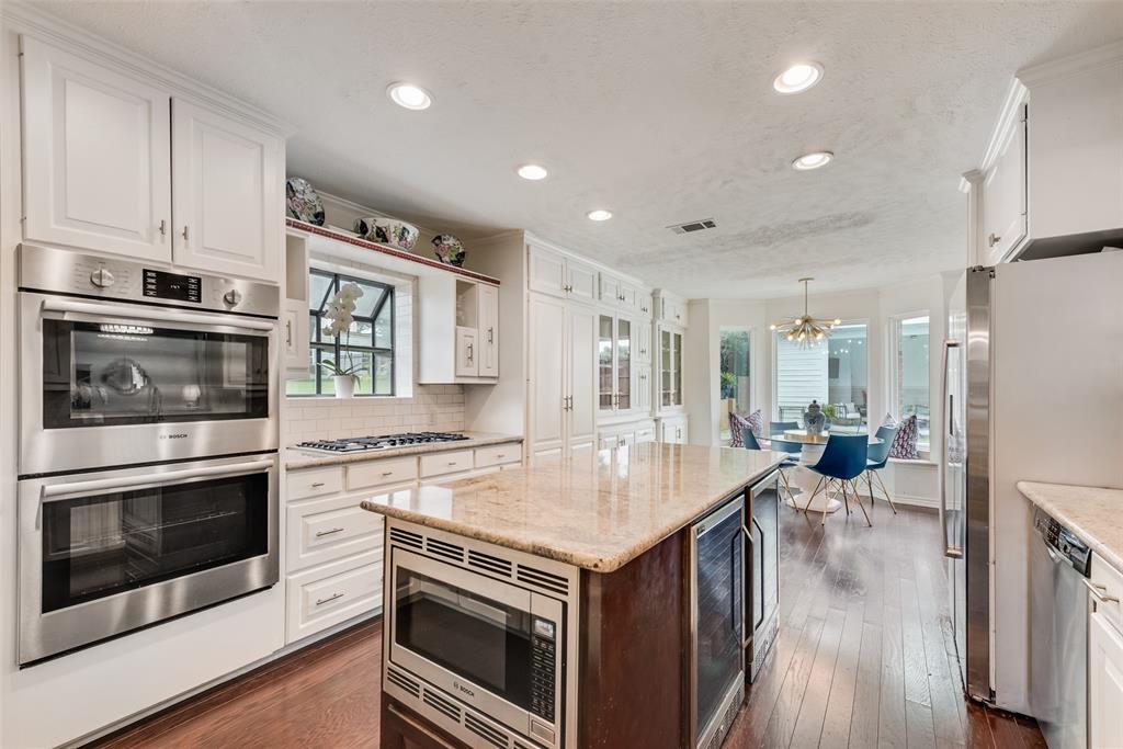 9315 Moss Cir Drive Dallas, TX 75243 - Photo 10 of 36 a kitchen with a stove and a microwave
