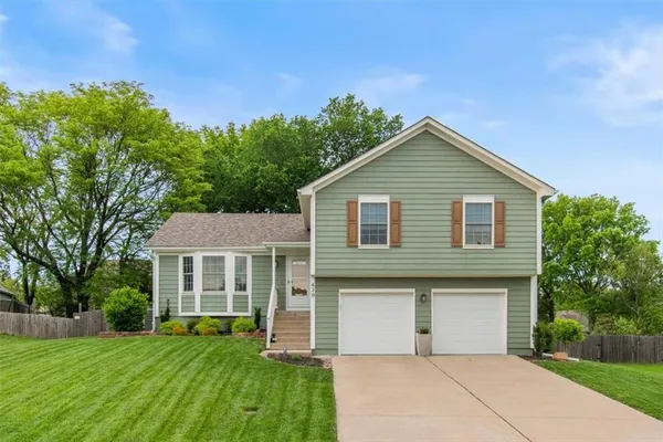 $376,900 | 420 Northeast Victoria Circle, Lee's Summit, MO 64086