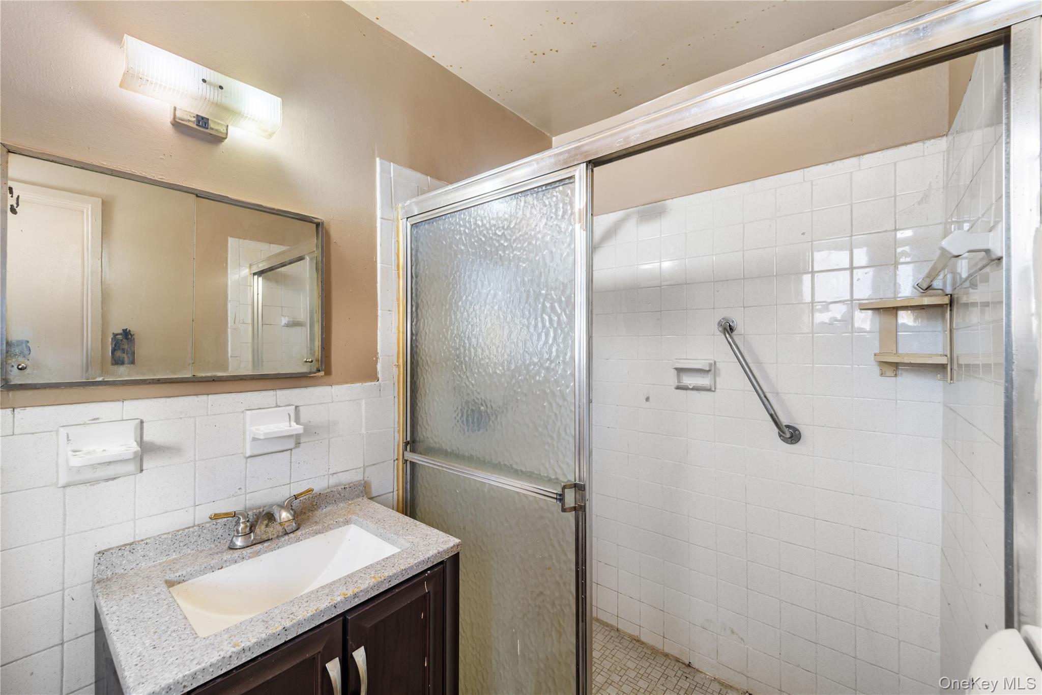 600 Locust Street, Unit 3G Mount Vernon, NY 10552 - Photo 17 of 25 a bathroom with a sink and a mirror