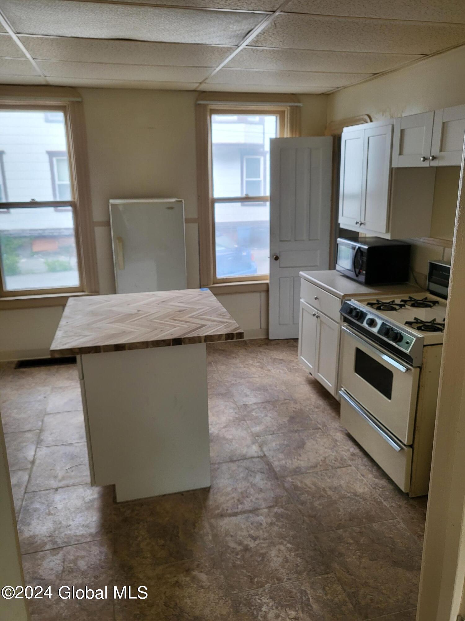 124 Degraff Street Schenectady, NY 12308 - Photo 9 of 29 20230505_144556