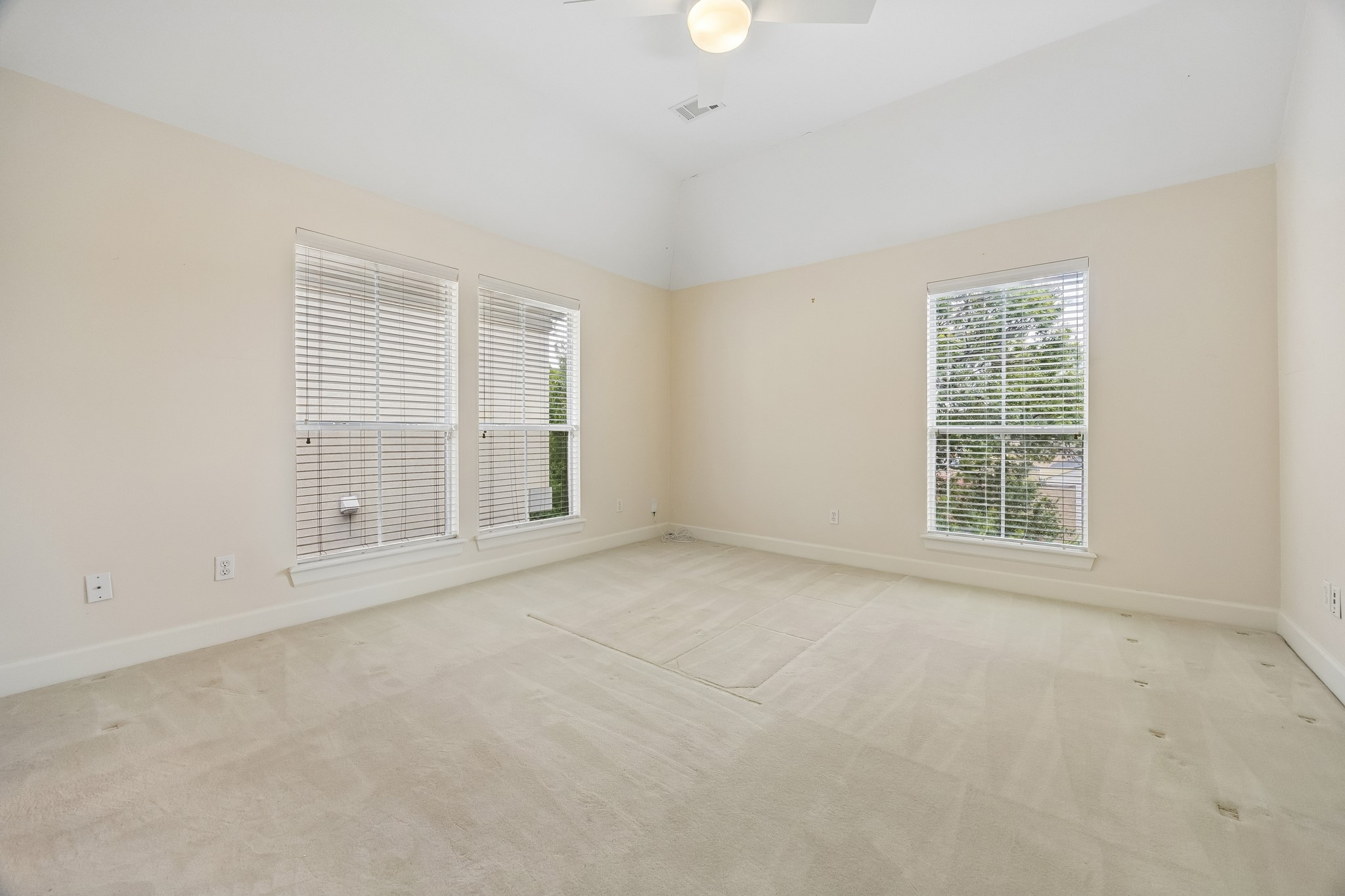 1119 Banks Street Houston, TX 77006 - Photo 24 of 27 Virtually Staged Guest Suite