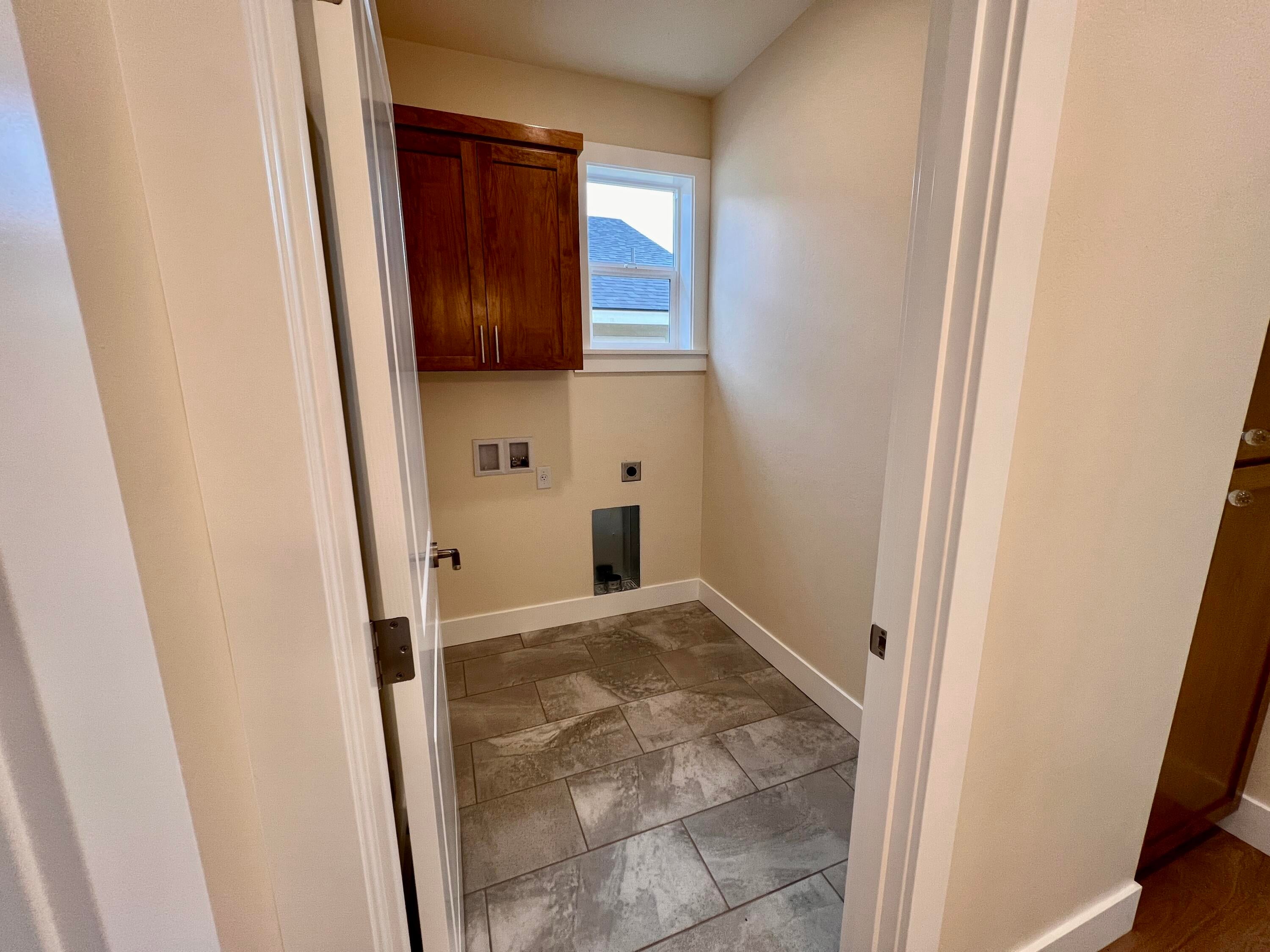 363 Randy Street Ashland, OR 97520 - Photo 21 of 28 Laundry Room