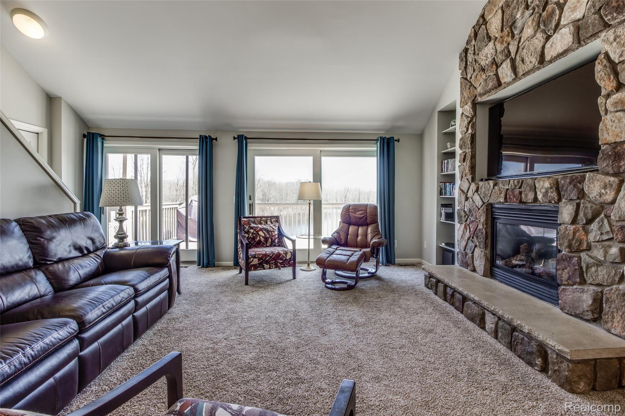 11031 Fenton Road Fenton, MI 48430 - Photo 5 of 37 Livingroom (1 of 6).jpg