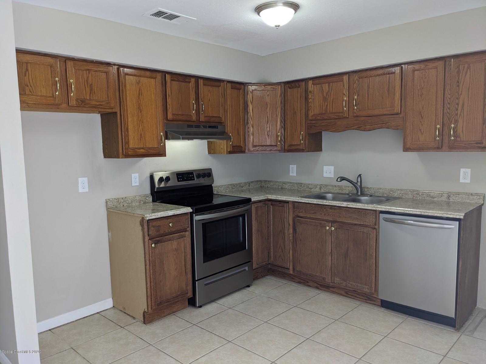 526 Rheine Road Northwest Palm Bay, FL 32907 - Photo 2 of 24 kitchen