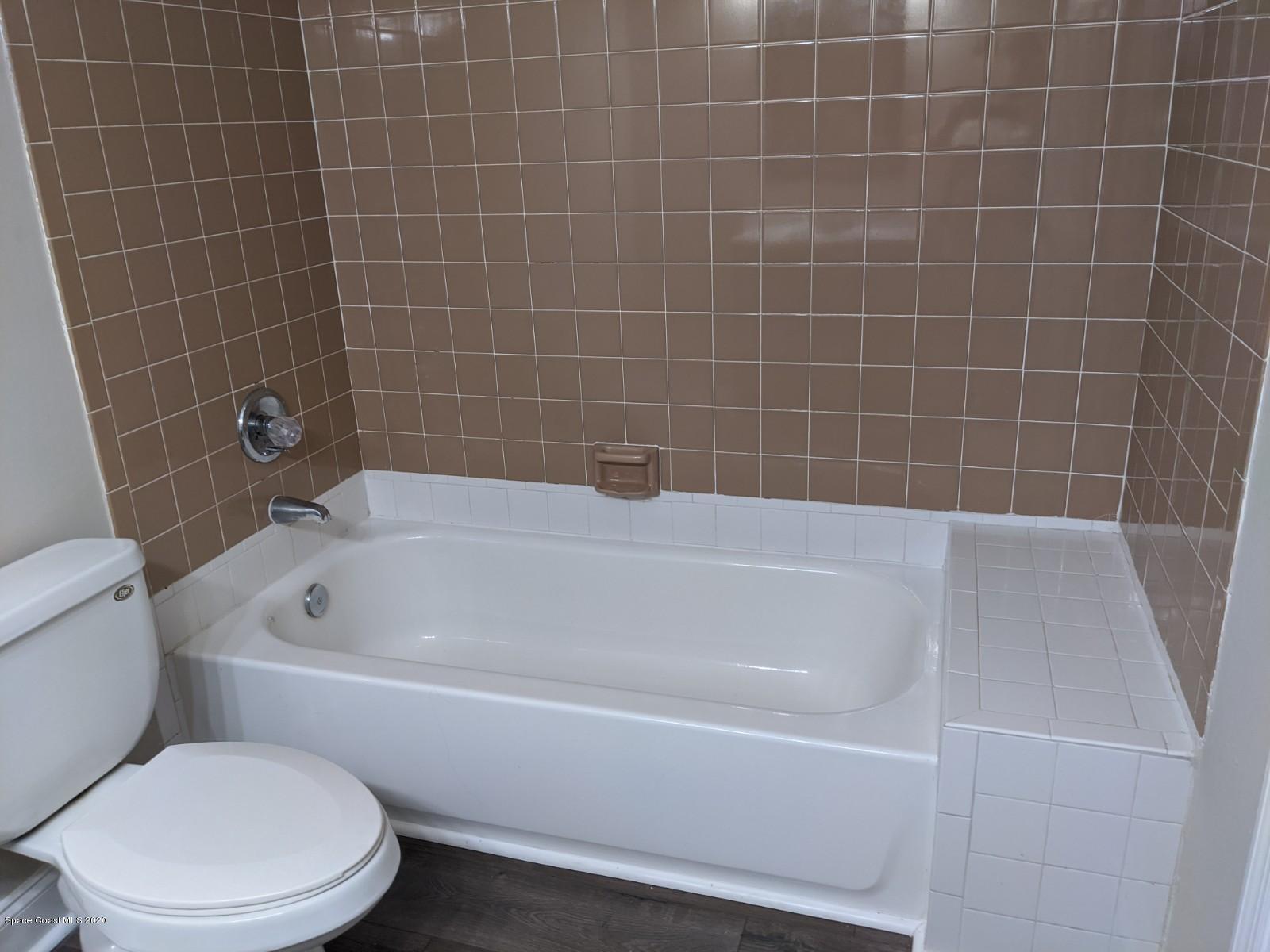 526 Rheine Road Northwest Palm Bay, FL 32907 - Photo 12 of 24 Guest bath