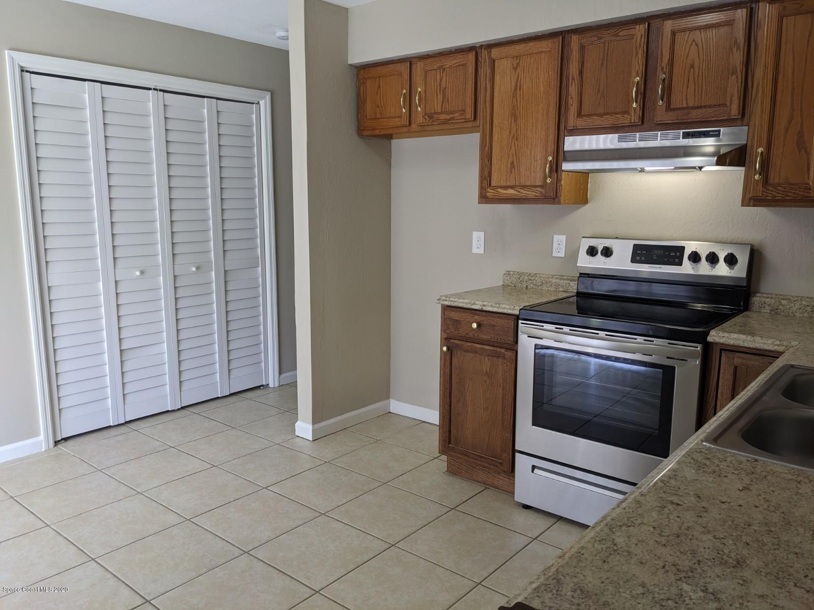 526 Rheine Road Northwest Palm Bay, FL 32907 - Photo 3 of 24 Kitchen