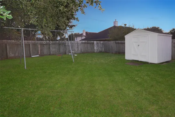 a view of a back yard