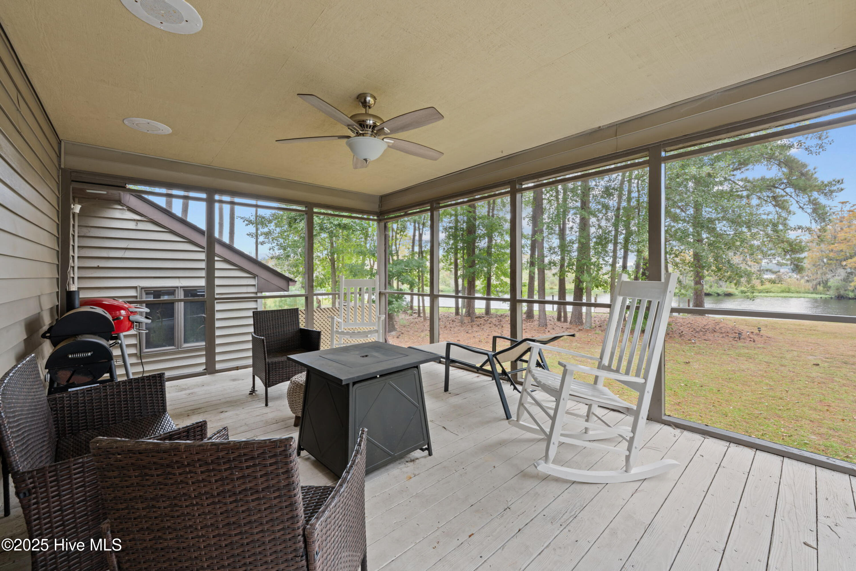 103 Gull Pointe, Unit POINTE New Bern, NC 28562 - Photo 23 of 39 Screened Porch