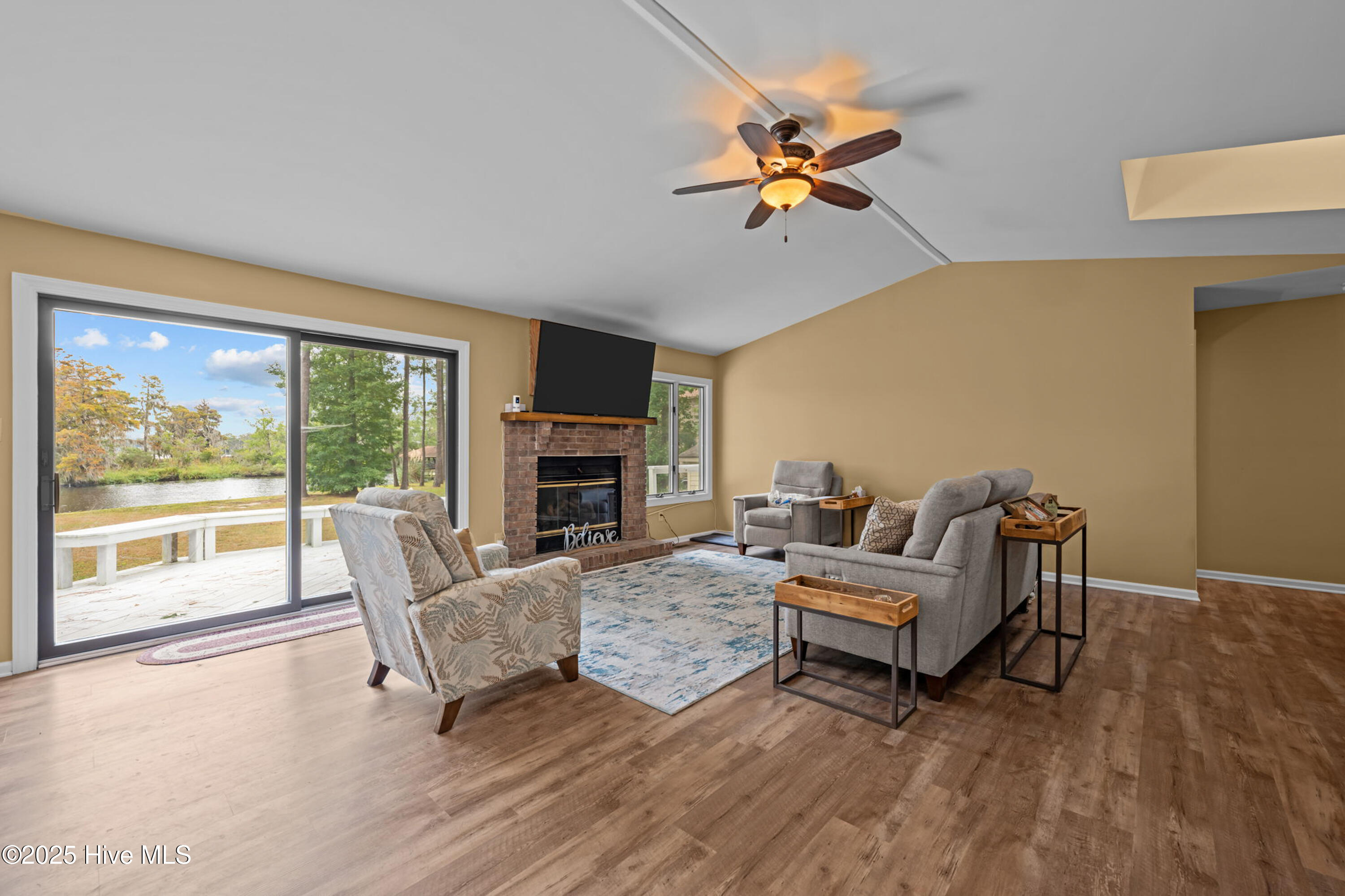 103 Gull Pointe, Unit POINTE New Bern, NC 28562 - Photo 3 of 39 Living Room