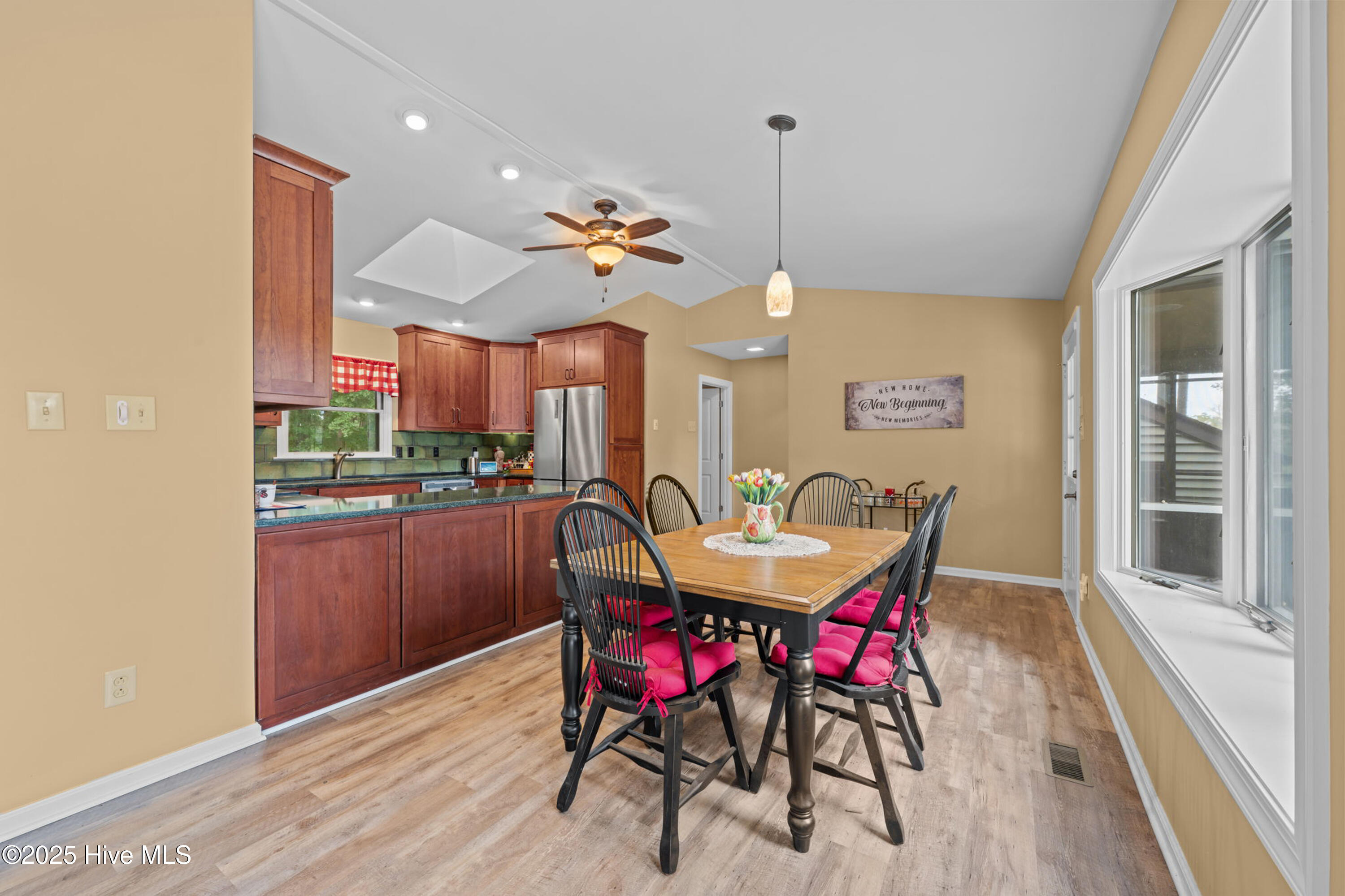 103 Gull Pointe, Unit POINTE New Bern, NC 28562 - Photo 5 of 39 Kitchen / Dining