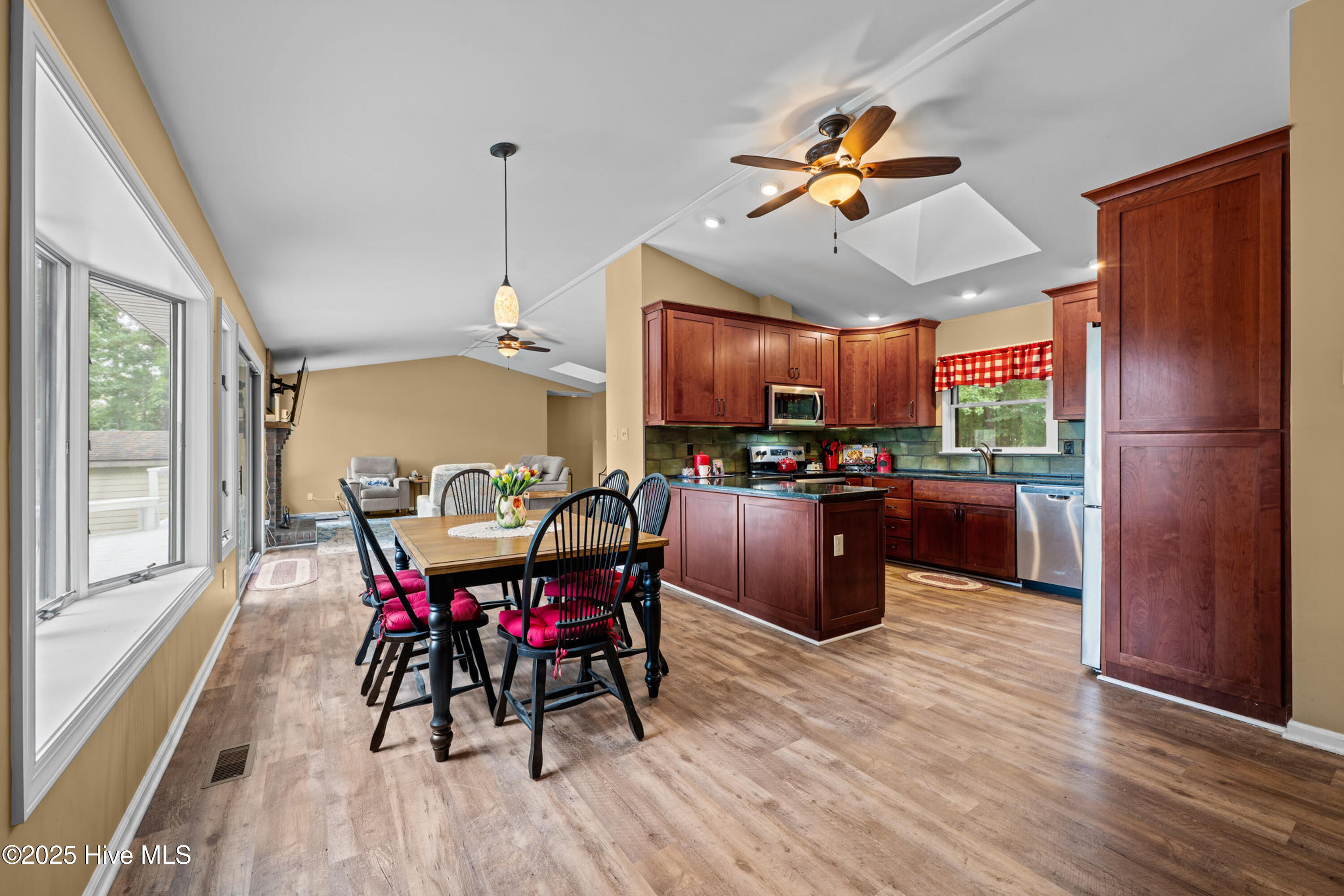 103 Gull Pointe, Unit POINTE New Bern, NC 28562 - Photo 9 of 39 Kitchen / Dining