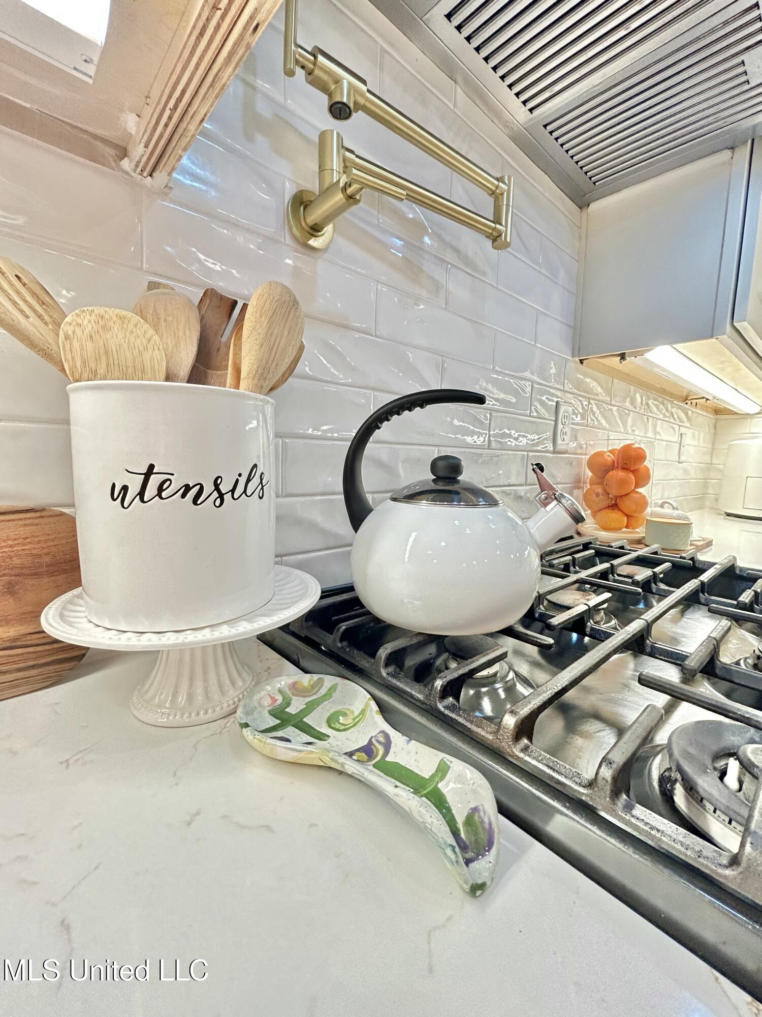 114 McGeehee Road Senatobia, MS 38668 - Photo 15 of 53 Pot filler, upgraded backsplash