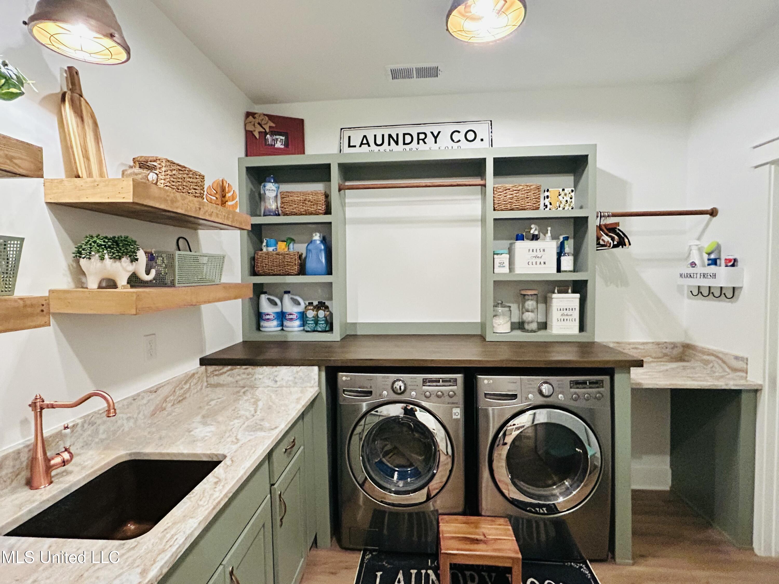 114 McGeehee Road Senatobia, MS 38668 - Photo 19 of 53 Huge sink, built ins, 2 closets