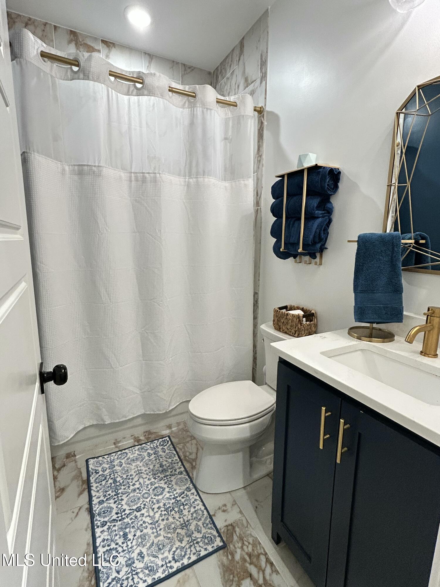 114 McGeehee Road Senatobia, MS 38668 - Photo 35 of 53 Guest Bath with all the gold