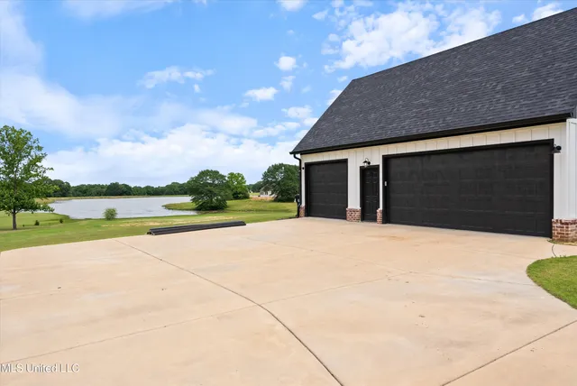 $850,000 | 114 McGeehee Road, Senatobia, MS 38668