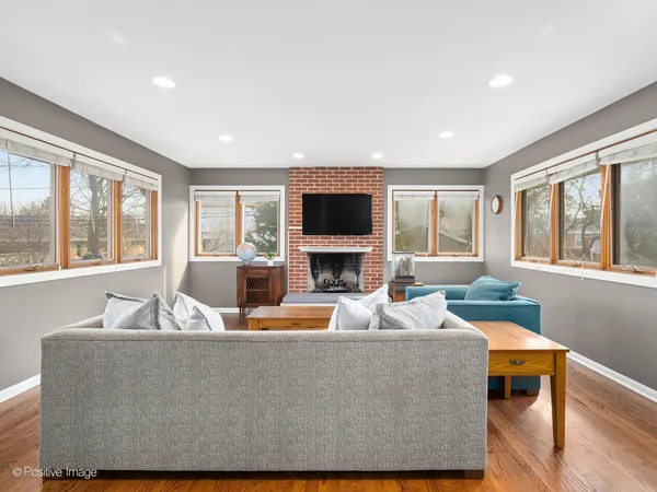 $565,000 | 392 East St Charles Road, Elmhurst, IL 60126