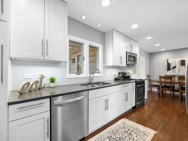 $565,000 | 392 East St Charles Road, Elmhurst, IL 60126