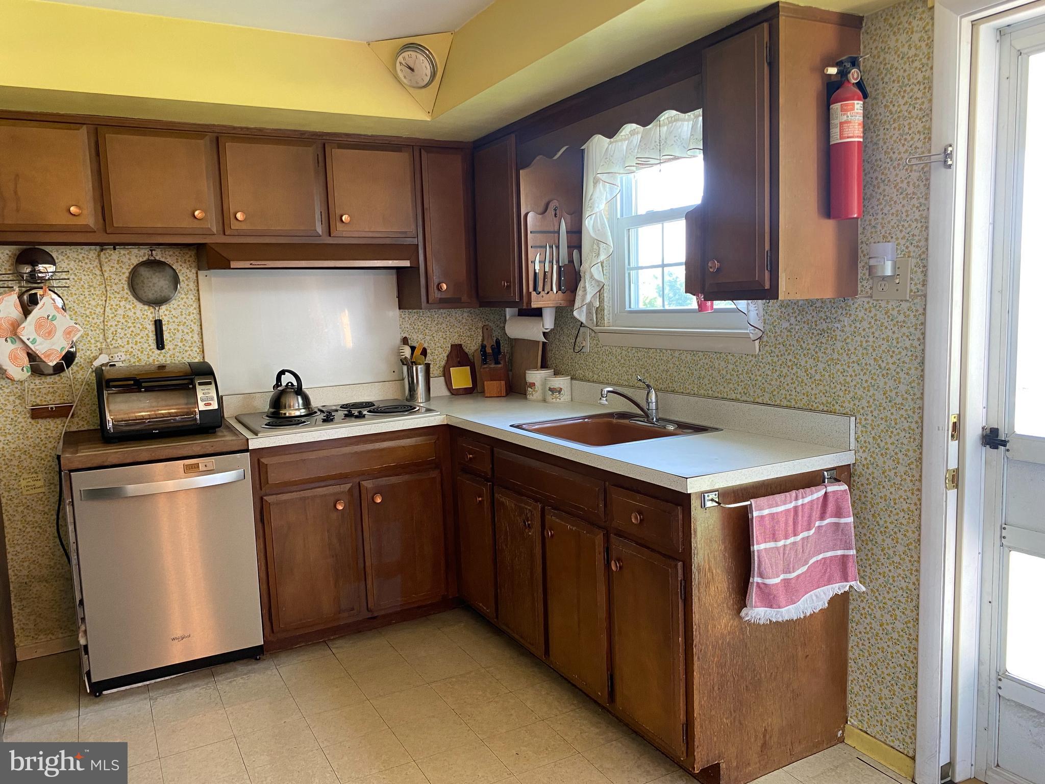607 Lisa Road Norristown, PA 19403 - Photo 6 of 24 Gallery Image 6