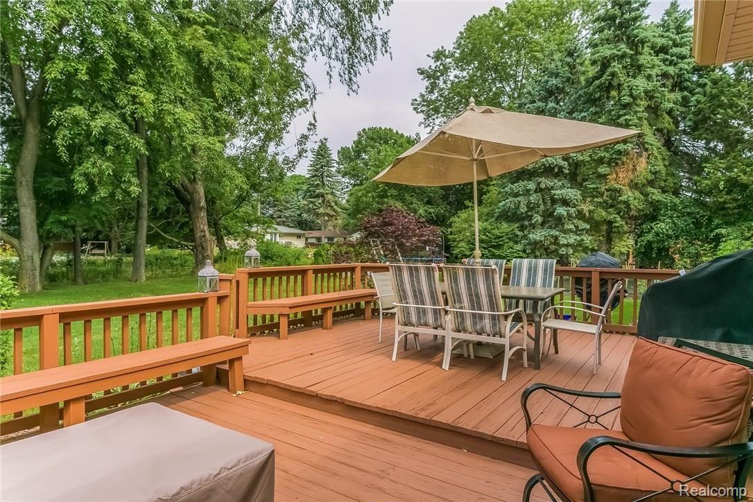 452 Lake Forest Road Rochester, MI 48309 - Photo 12 of 54 046-Deck-2988024-medium.jpg