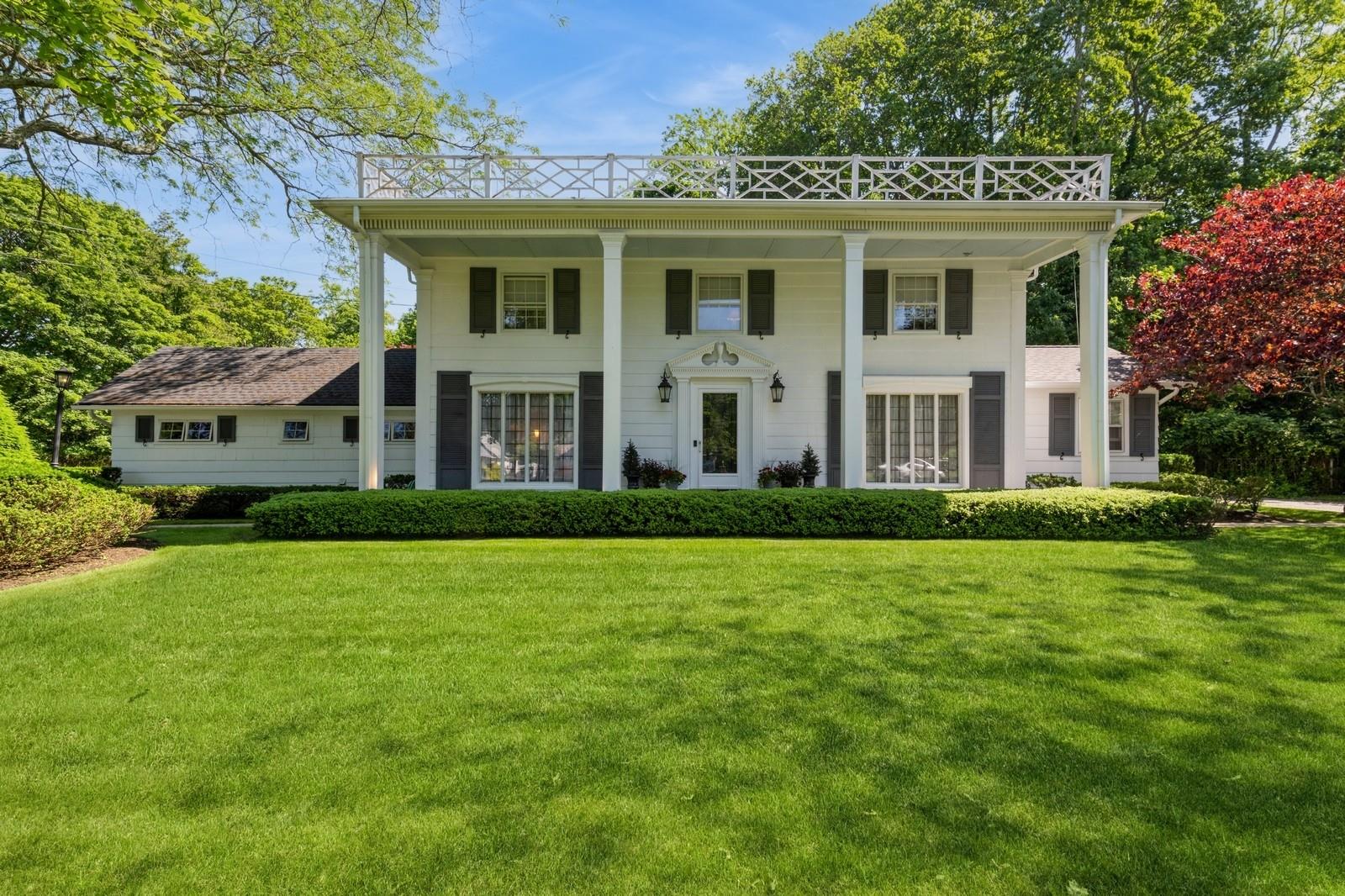 Greek revival house featuring a front yard