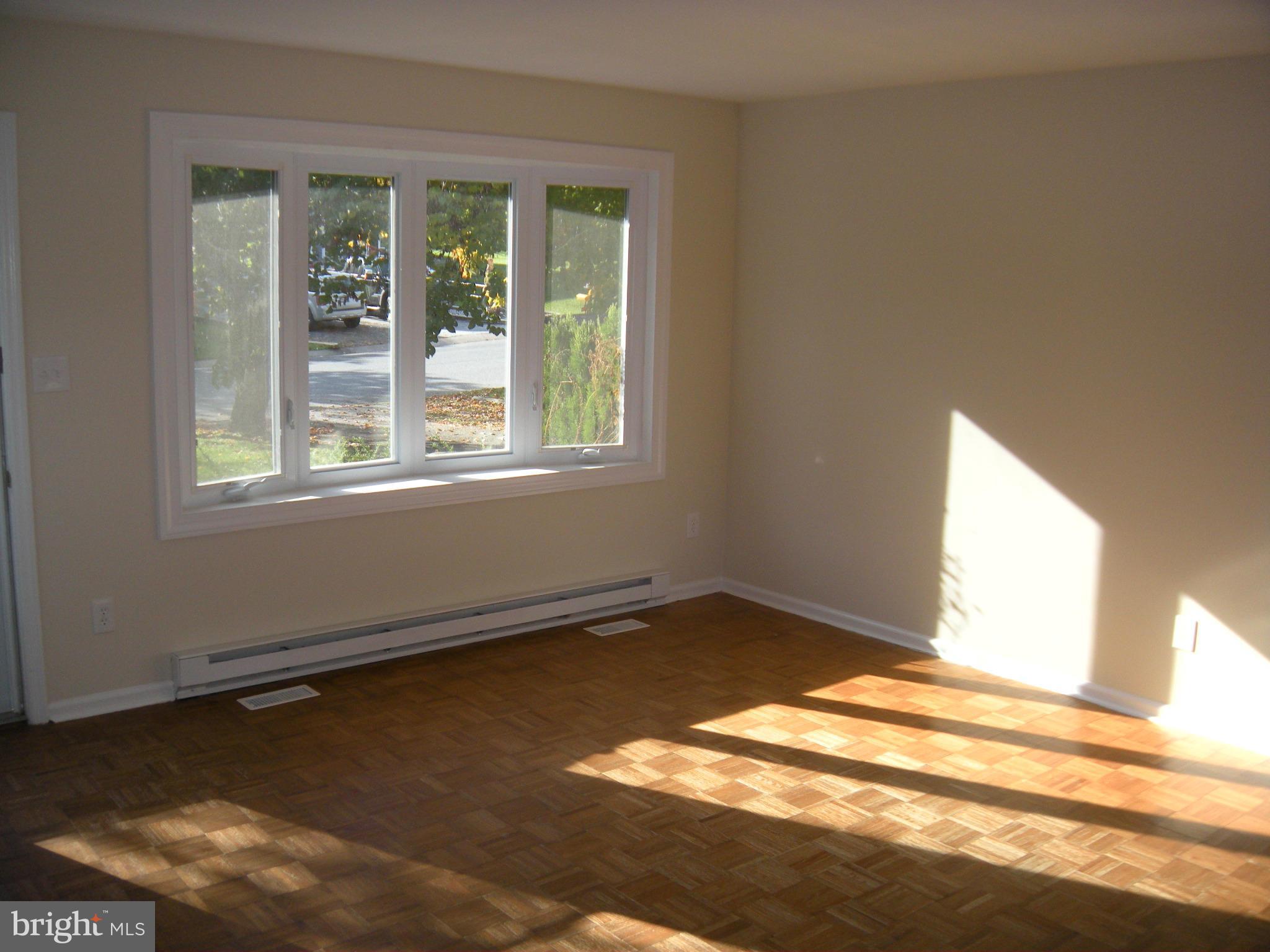 2924 Michelle Road Manchester, MD 21102 - Photo 2 of 10 Living Room