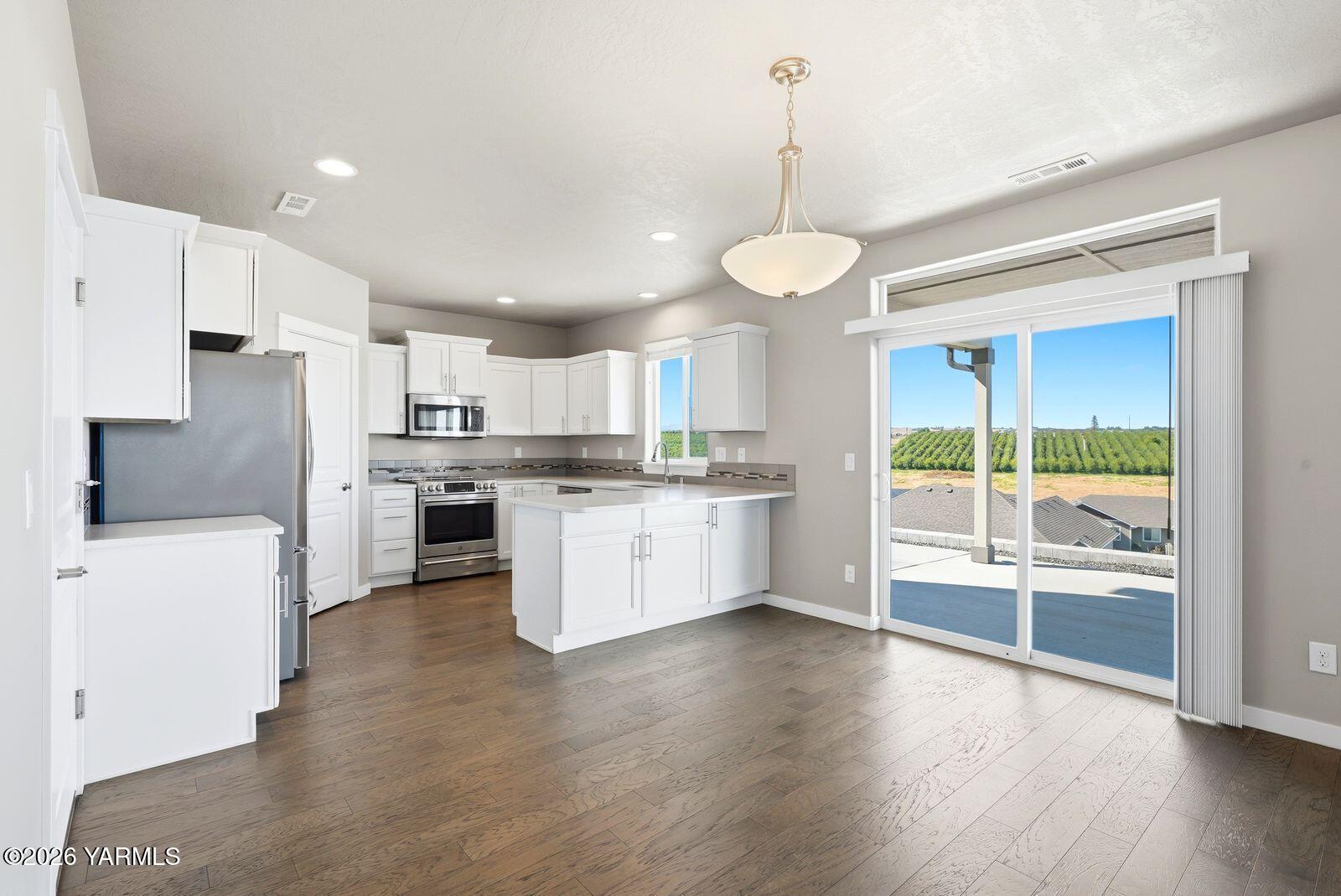 7901 West Whatcom Avenue Yakima, WA 98903 - Photo 11 of 33 Kitchen and Dining Room