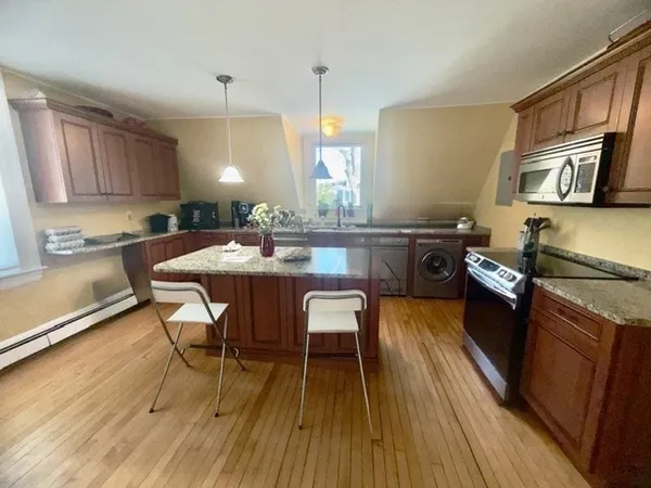 $3,600 | 81 Church Street, Unit 3, Newton, MA 02458