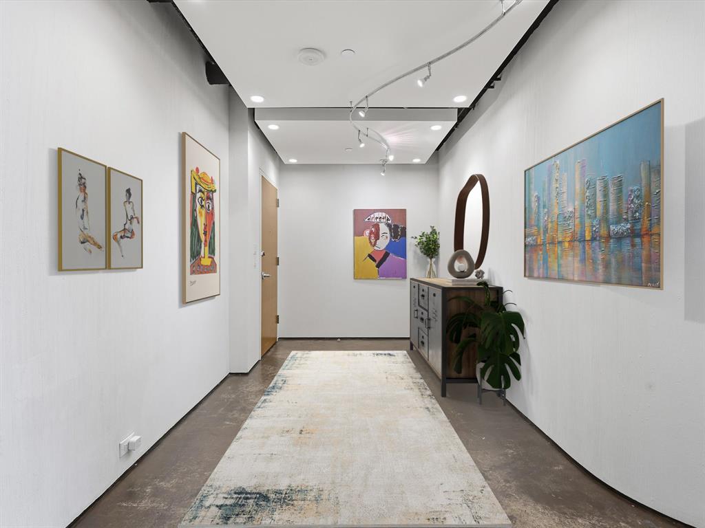 511 North Akard Street, Unit 1505 Dallas, TX 75201 - Photo 9 of 39 Virtually Stage entry