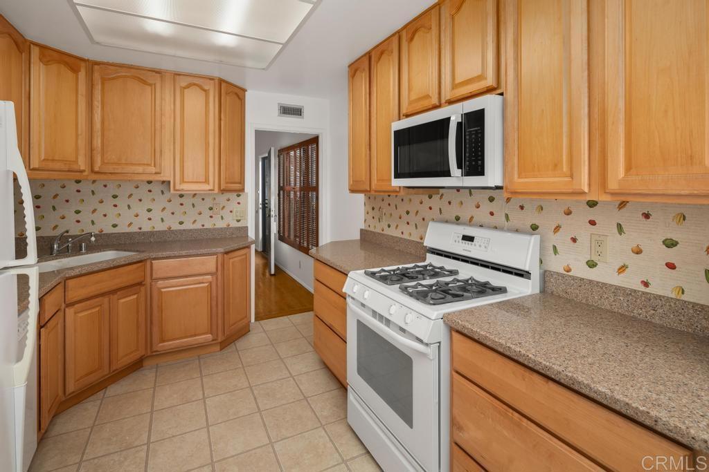 3251 Caminito Ameca La Jolla, CA 92037 - Photo 9 of 29