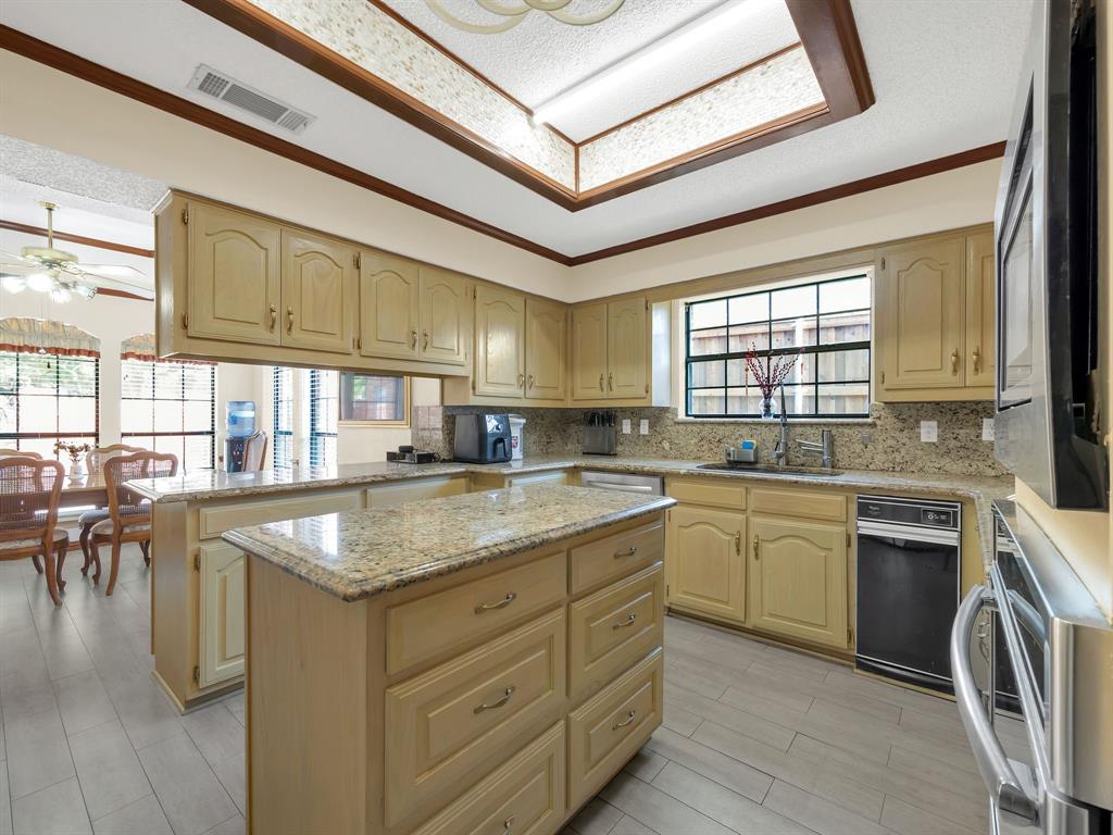 10211 Shadow Way Dallas, TX 75243 - Photo 21 of 39