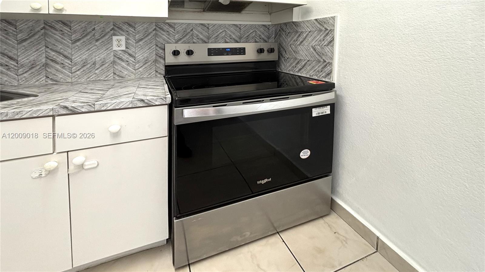 666 West 81st Street, Unit 304 Hialeah, FL 33014 - Photo 18 of 21 a close view of stove