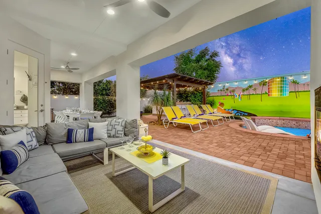 a room with lots of tables and chairs