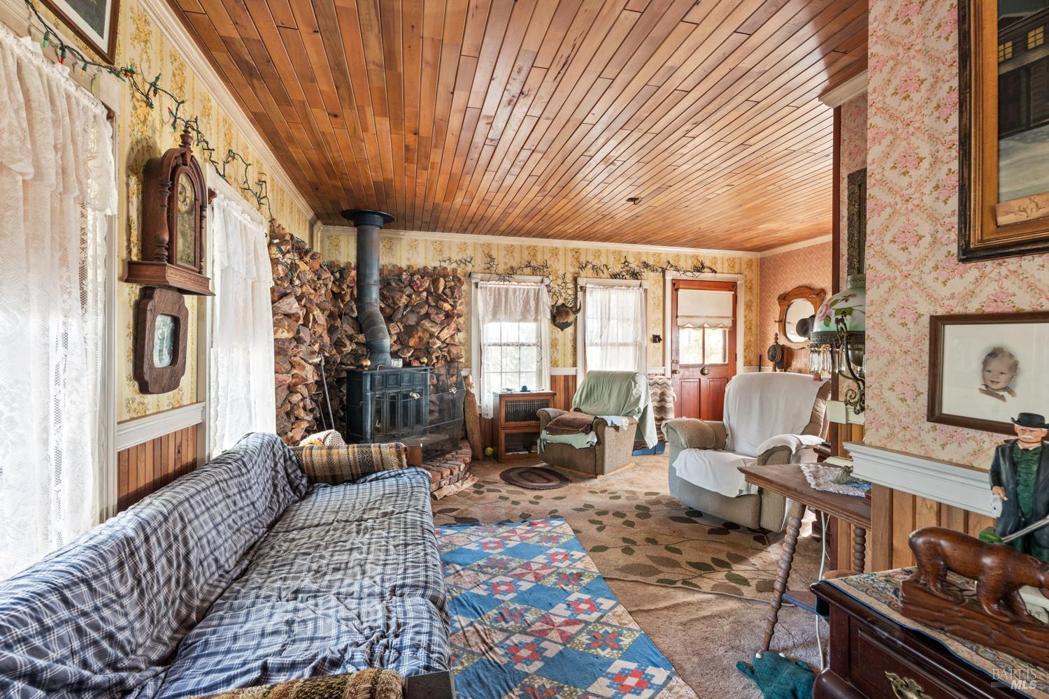 24600 String Creek Road Willits, CA 95490 - Photo 15 of 24 a living room with furniture