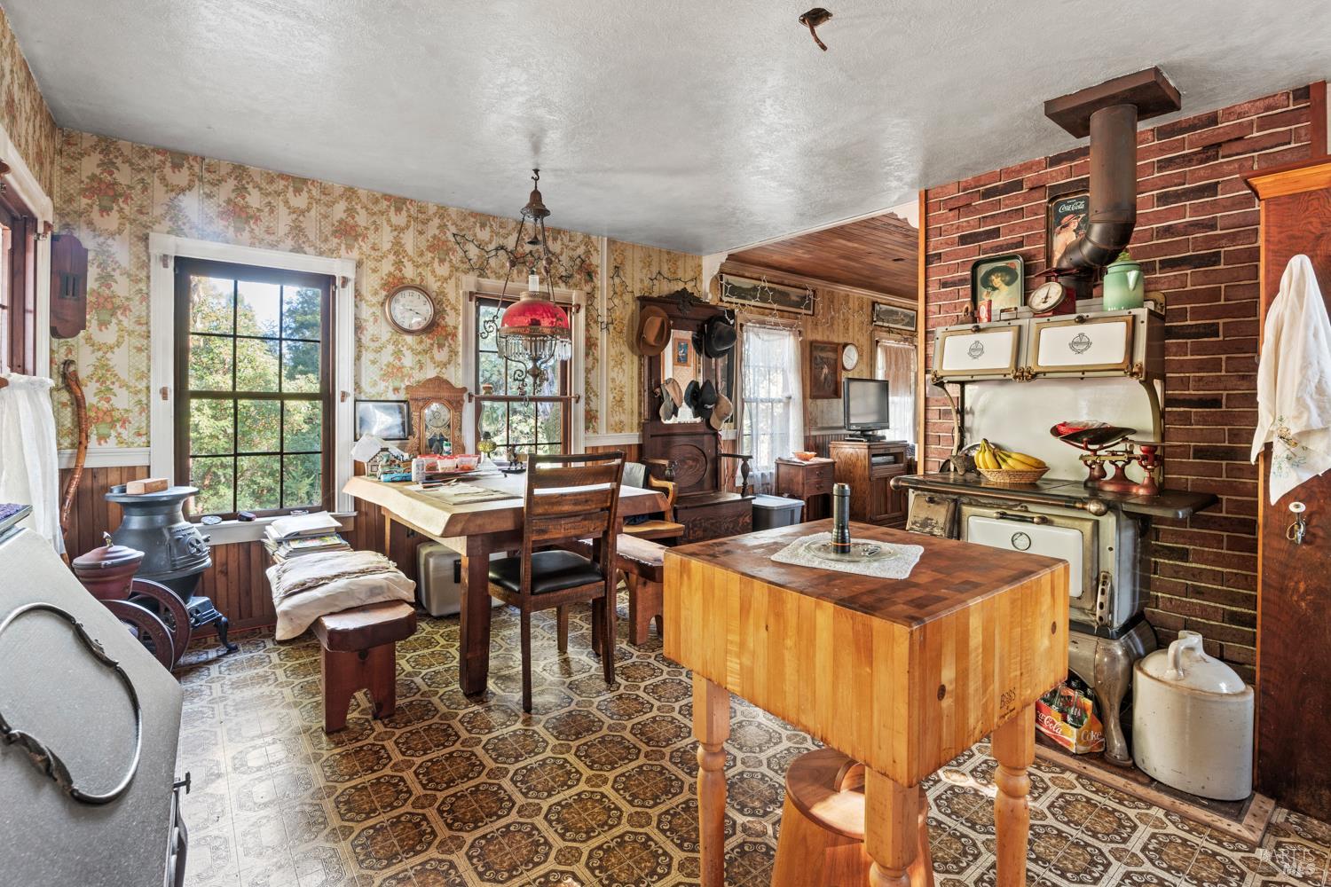 24600 String Creek Road Willits, CA 95490 - Photo 23 of 24 a very nice looking dining room with furniture