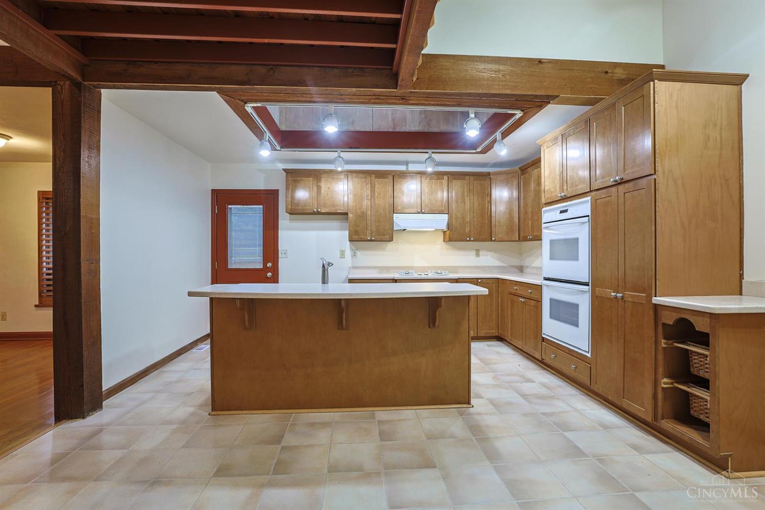 8877 Wuest Road Cincinnati, OH 45251 - Photo 13 of 64