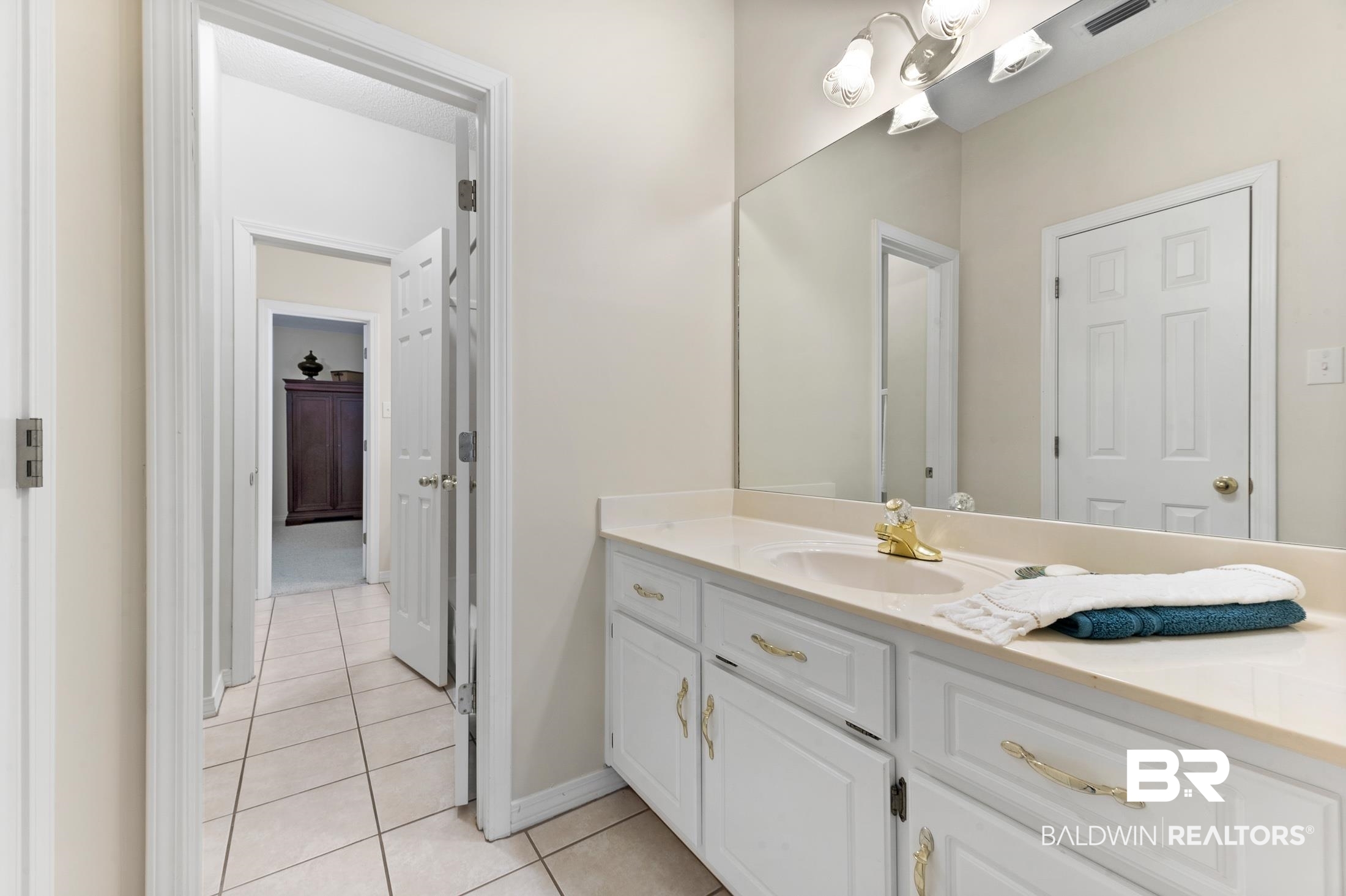 2770 Bennington Drive Mobile, AL 36695 - Photo 25 of 43 Pass Through Bathroom