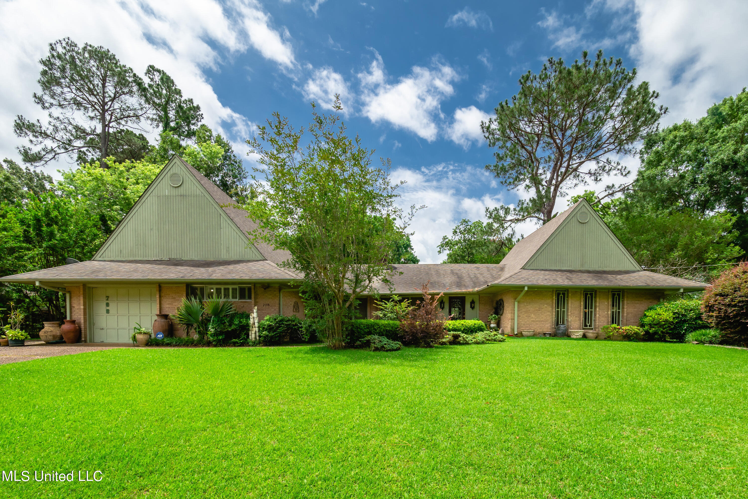 708 Dunton Road Clinton, MS 39056 - Photo 1 of 24 P5240042