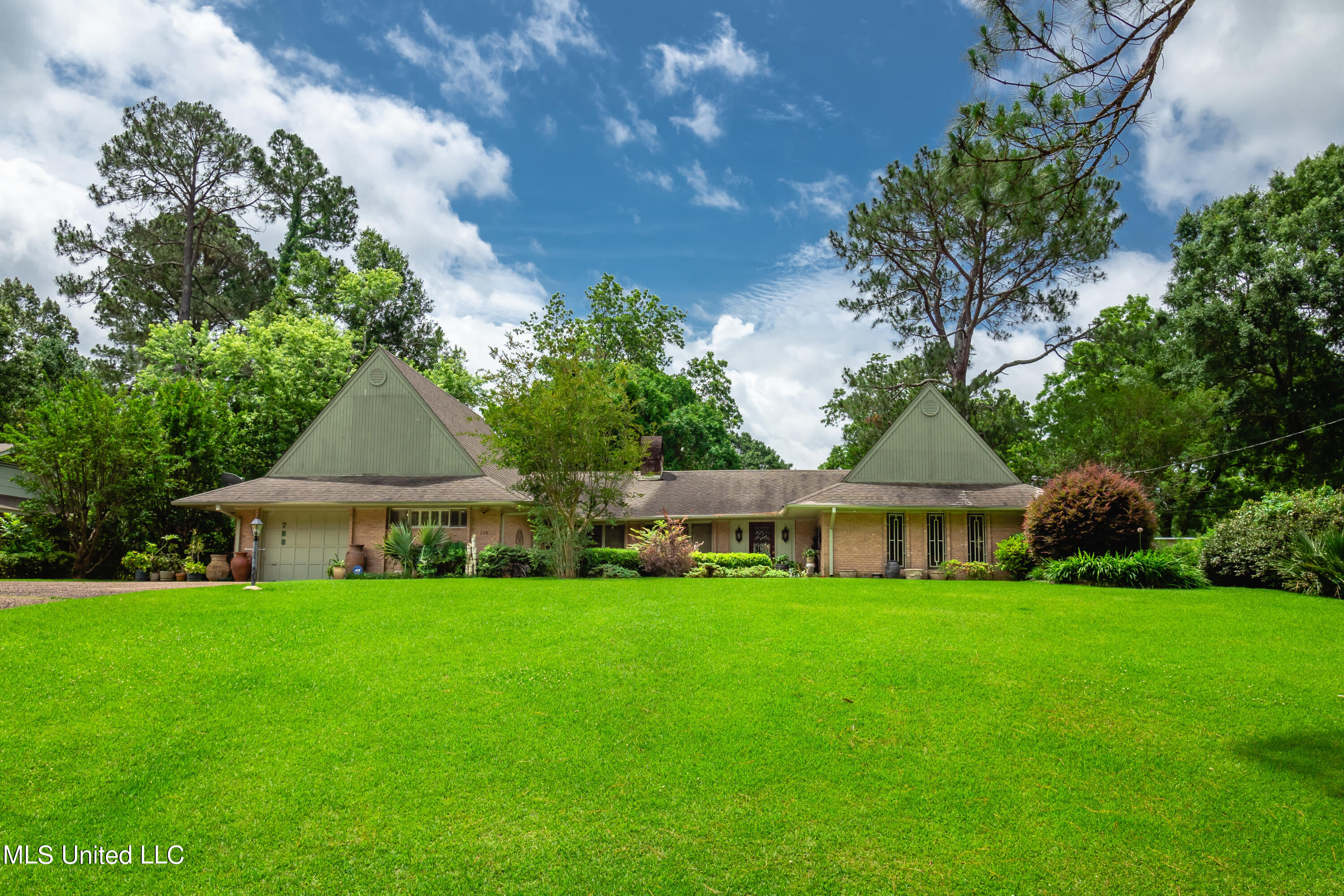 708 Dunton Road Clinton, MS 39056 - Photo 2 of 24 P5240040