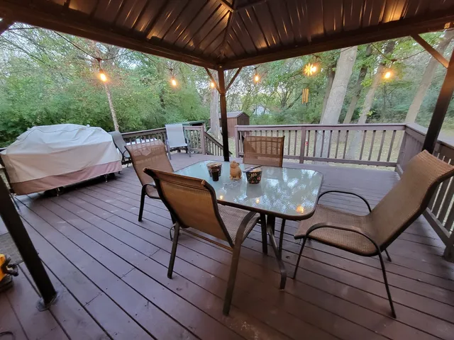 a view of a house with backyard and garden