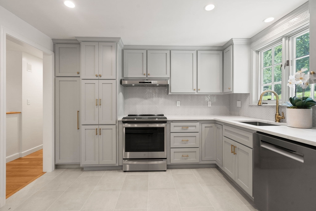 13 Valley Road Dover, MA 02030 - Photo 5 of 33