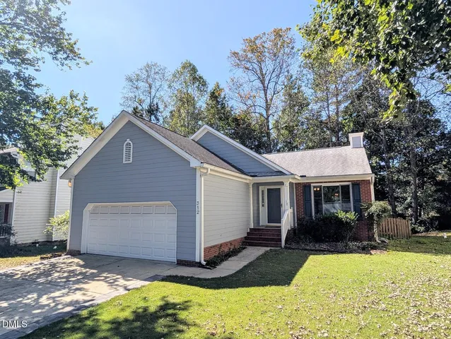 a view of a yard in front of house