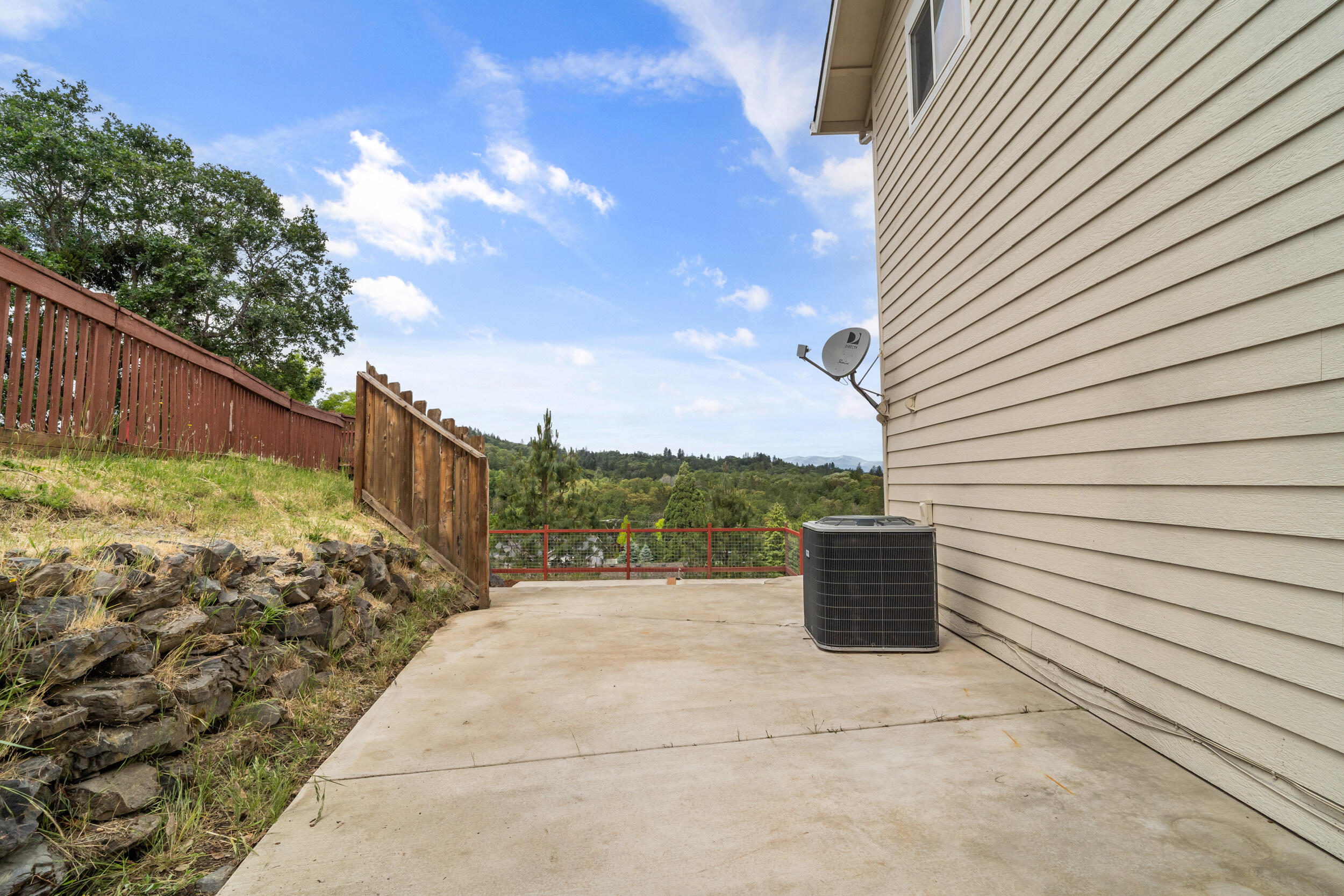 1553 Panoramic Loop Grants Pass, OR 97527 - Photo 23 of 51