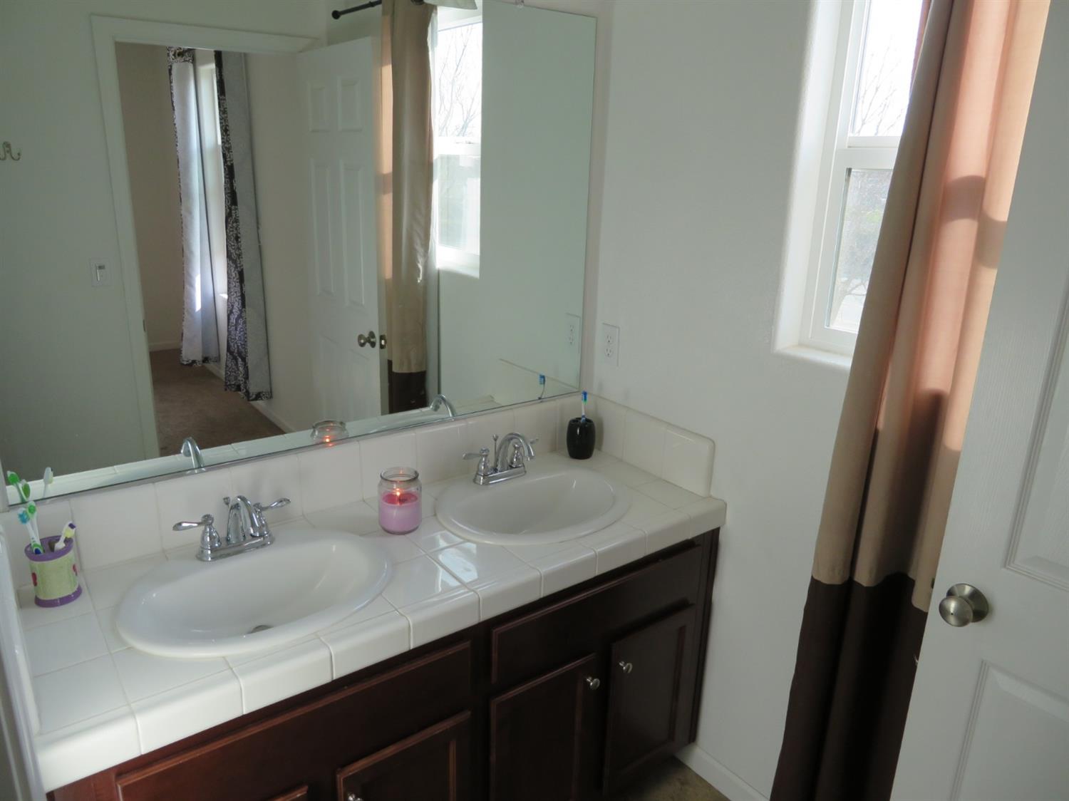 852 Morris Lane Madera, CA 93637 - Photo 12 of 18 2nd floor bathroom