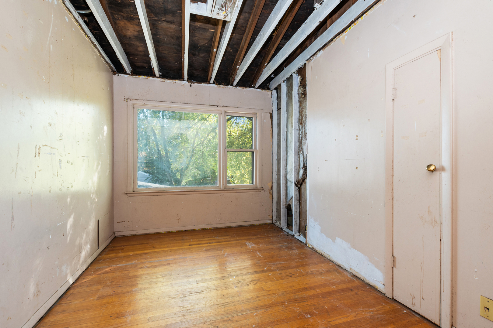 1473 Wentworth Avenue Calumet City, IL 60409 - Photo 12 of 18 a view of an empty room with windows