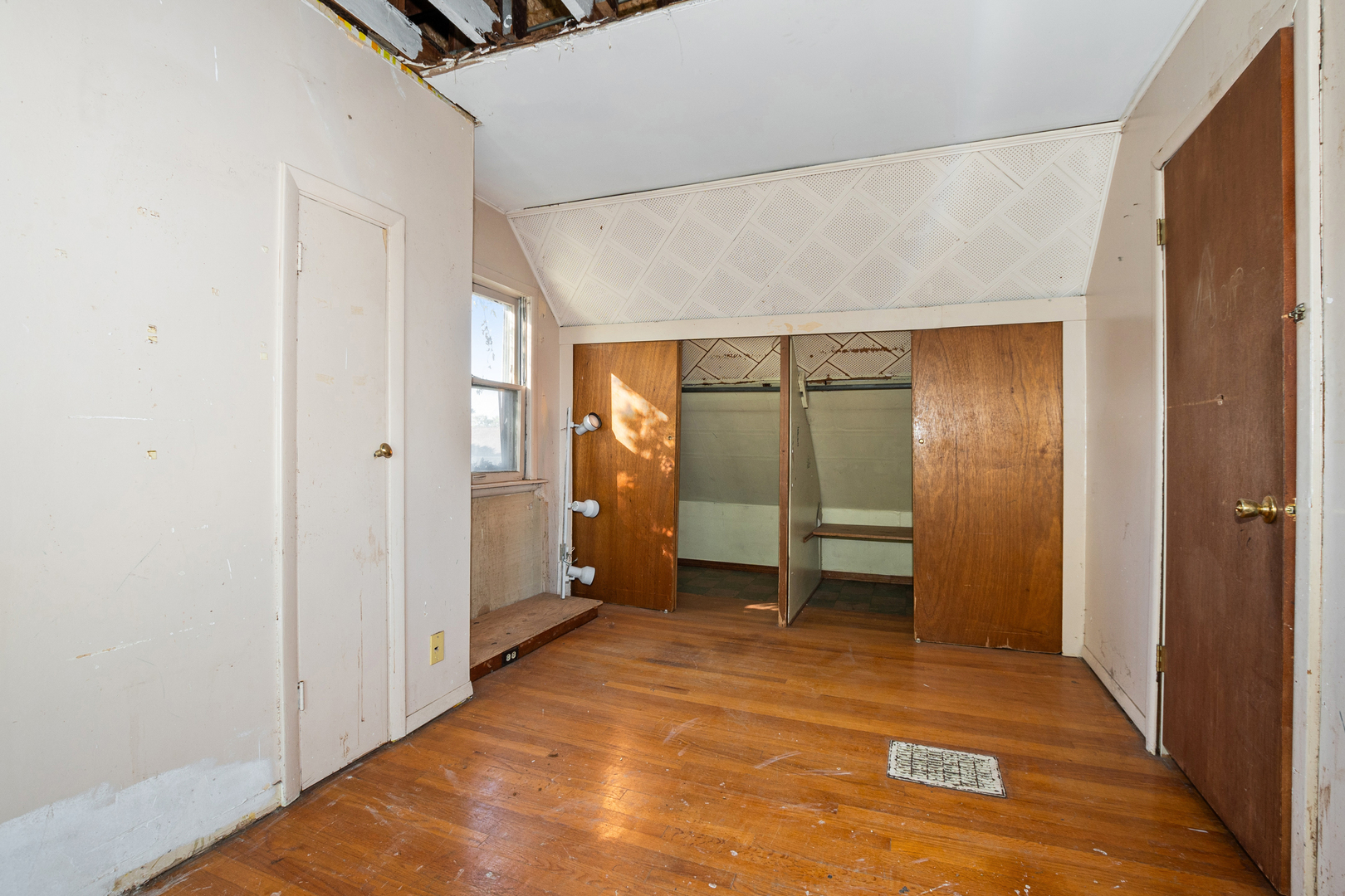1473 Wentworth Avenue Calumet City, IL 60409 - Photo 13 of 18 a view of an empty room