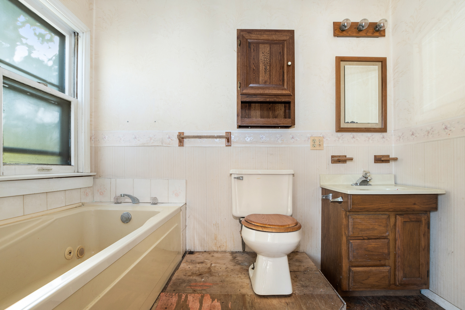 1473 Wentworth Avenue Calumet City, IL 60409 - Photo 14 of 18 a bathroom with a sink and a bathtub